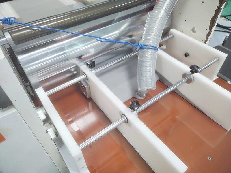 Heat-conducting silicone pad rolled and formed